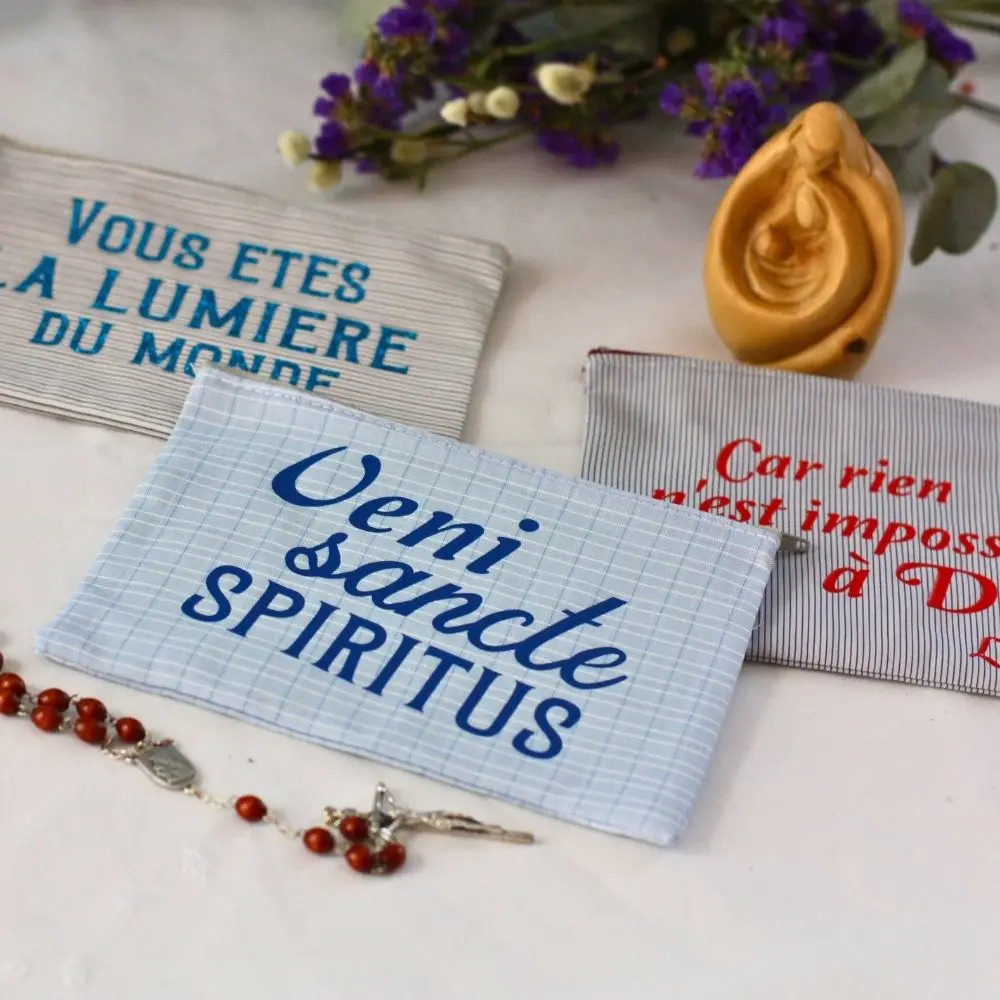 Trousse upcyclée avec message catholique