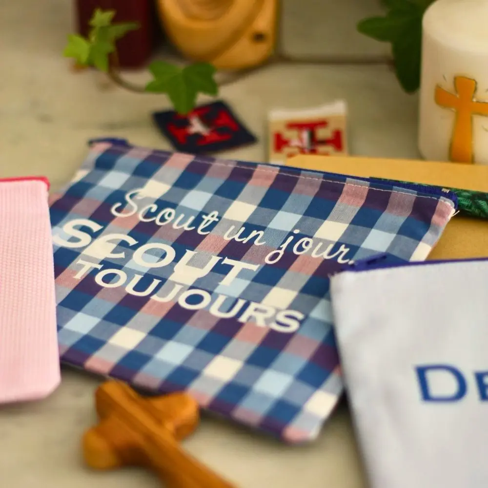 Trousse upcyclée avec message scout