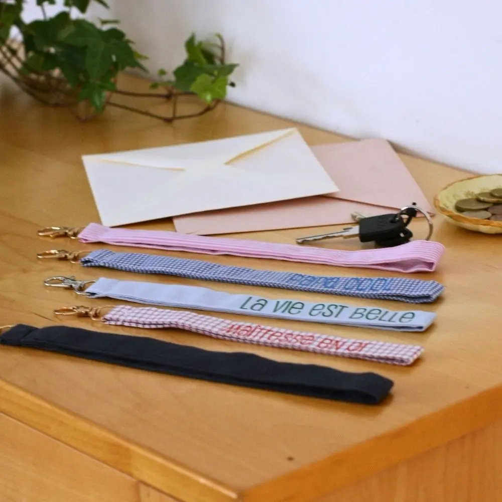Porte clé personnalisé en ruban fait en chemise upcyclée